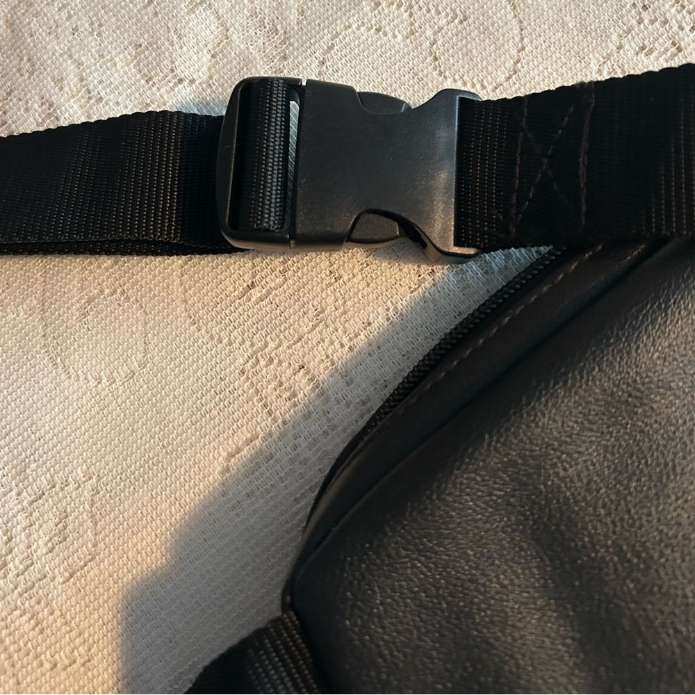 Senita Athletics Sleek Black Leather Crossbody Bag - Picture 3 of 4